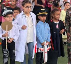 The little pilot with his cap and airplane