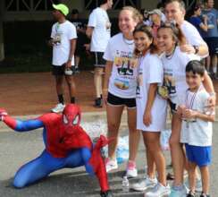 "Spiderman" returns to the 5k to award medals