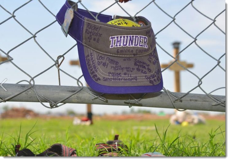 Oregon Thunder 96 leaves signed hat and ball