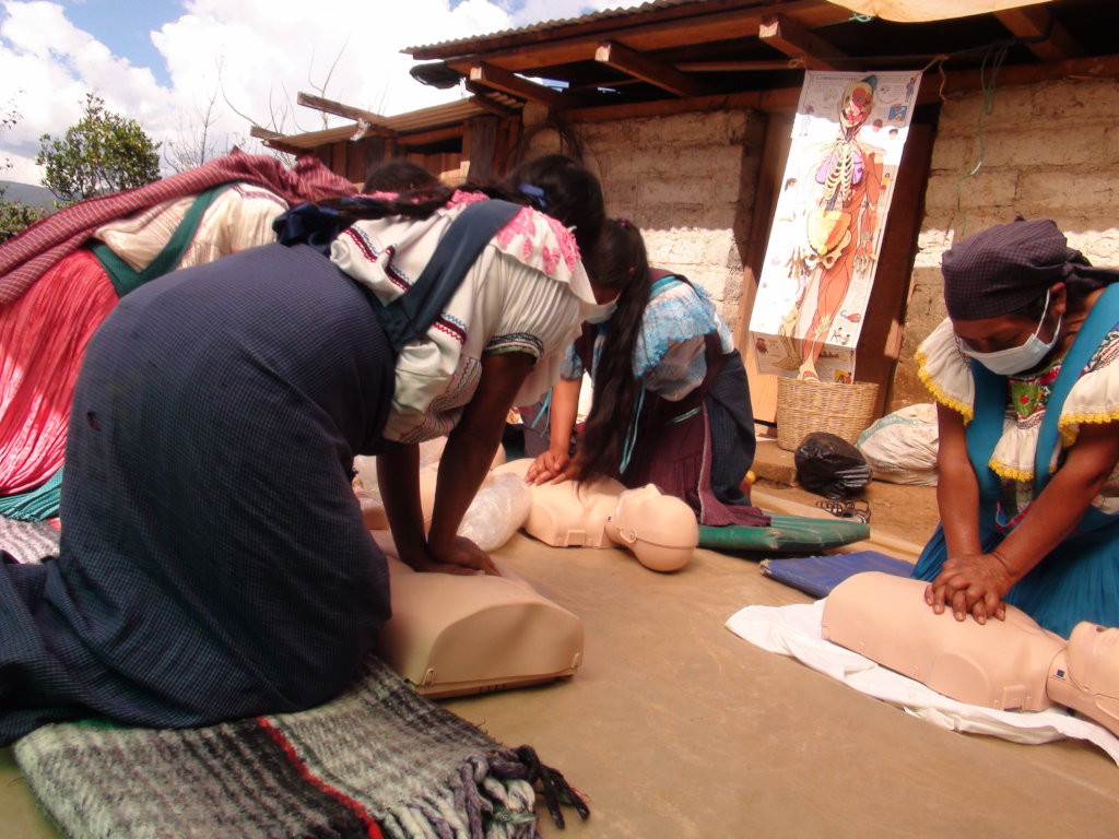 Community health in Chiapas: water and first aid