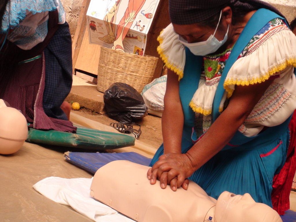 Community health in Chiapas: water and first aid