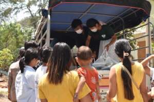 Distribute box lunches to disaster victims