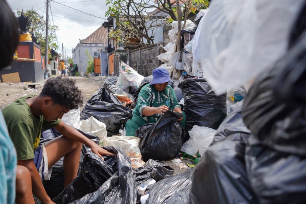 Helping Scavengers Children & Mum in Bali