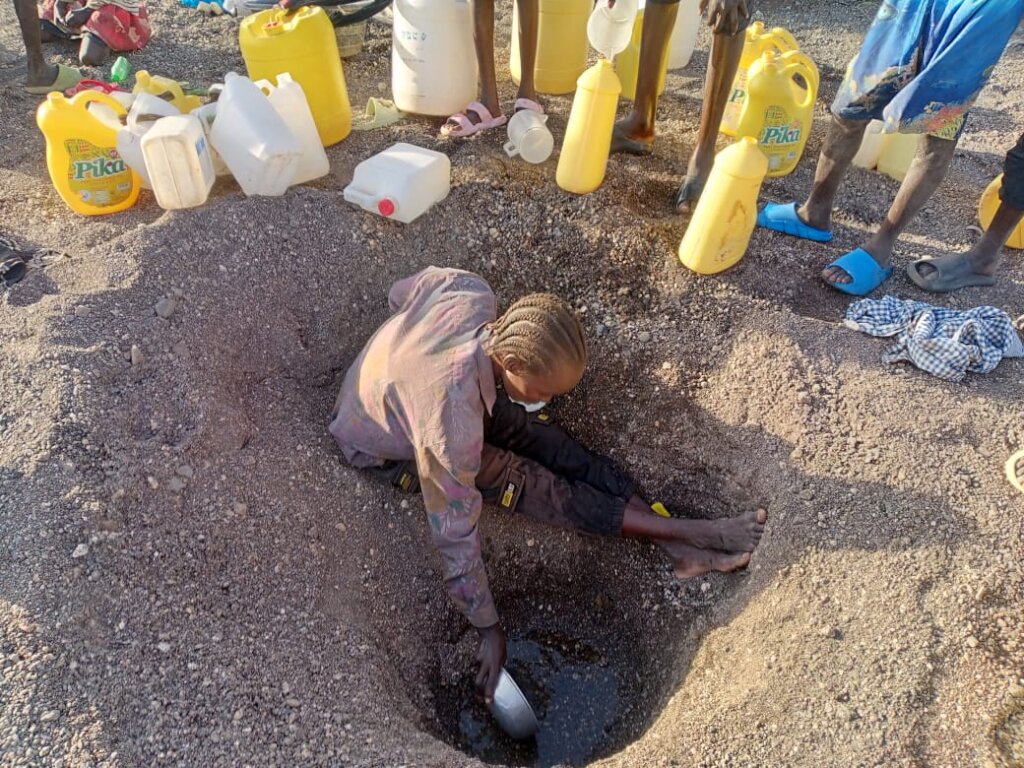 Children dig for water due to the lack of supply