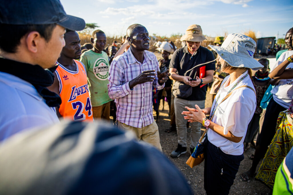 Refugees discuss water supply with Peace Winds