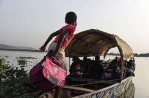 Pirogue-Schoolbus