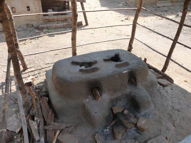 Cooking on more efficient clay stoves