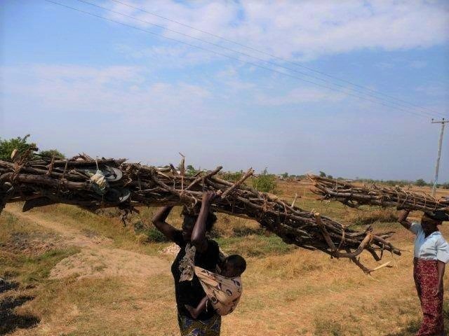 Cooking on more efficient clay stoves