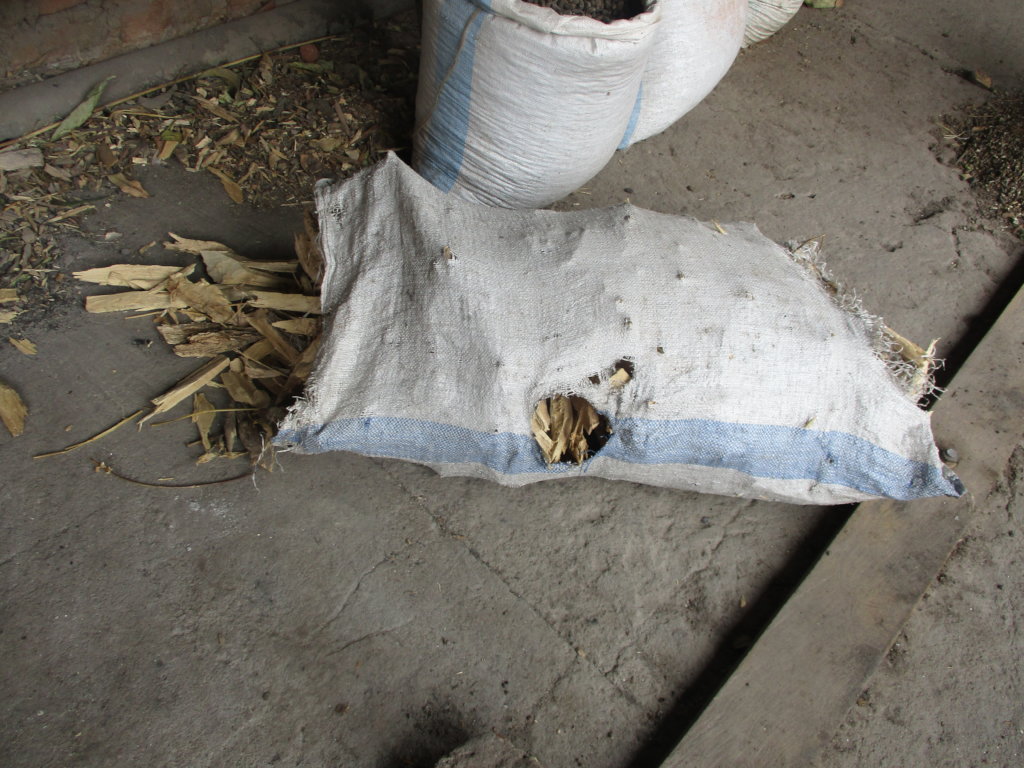 Cooking on more efficient clay stoves