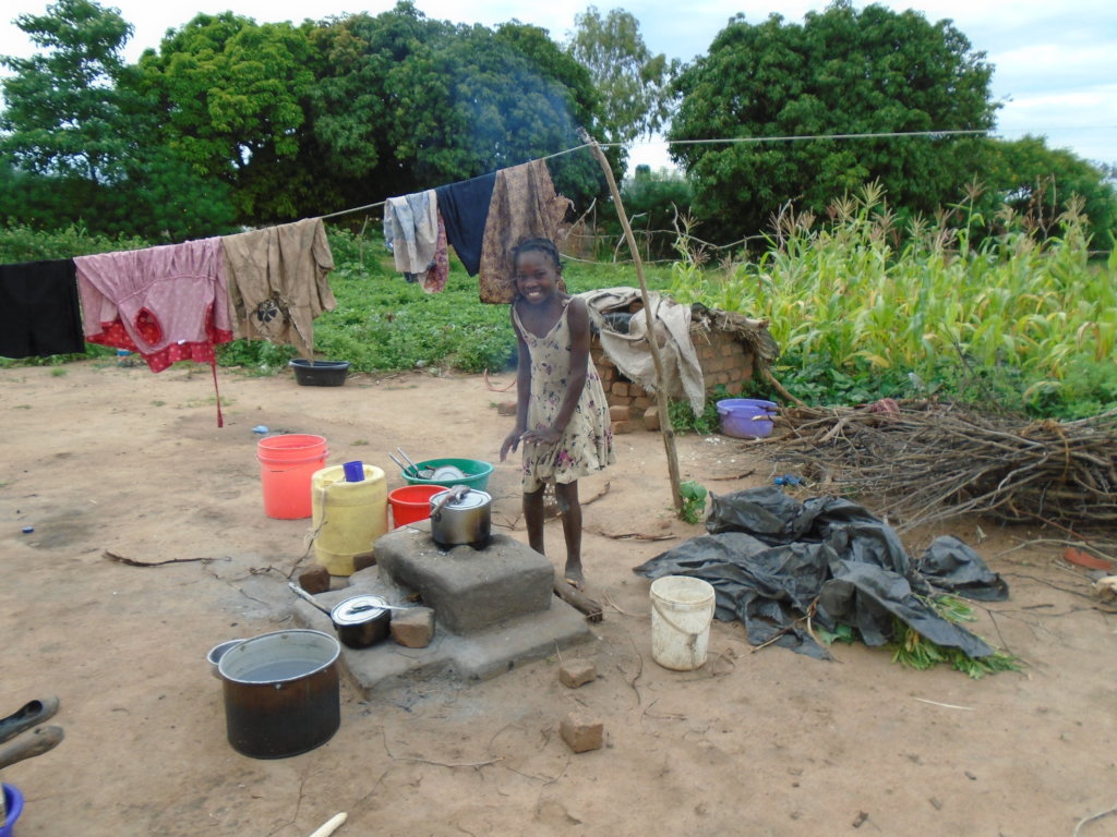 Cooking on more efficient clay stoves