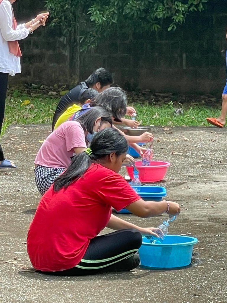 Helping our HIV+ Thai Children complete school