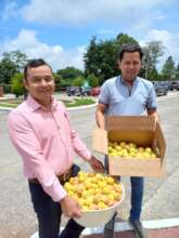 Our friends in Alta Vista receiving the peaches!