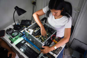 Nathaly fixing a computer. Photo IOM/Gema Cortes