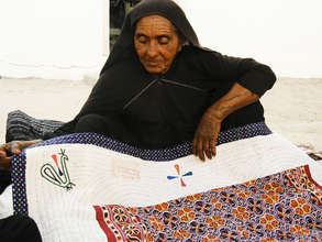 Deavalben with her home quilt