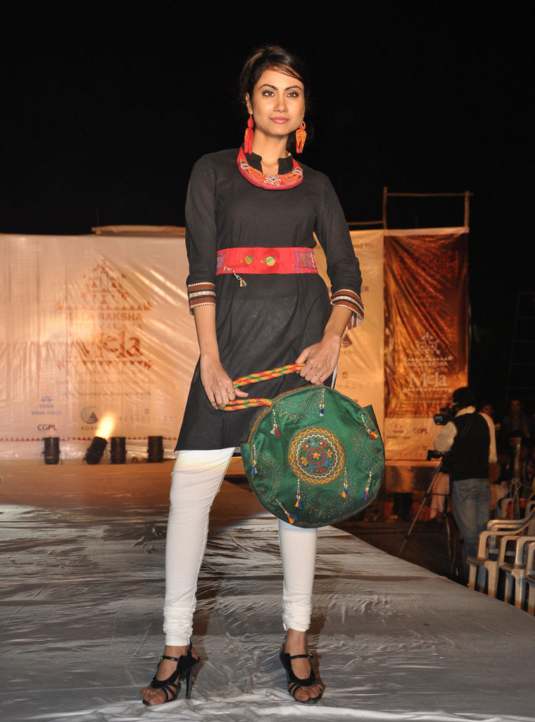 Sajnuben's embroidered hansadi in fashion show