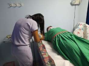 Mujer Ngabe Bugle colocandose un anticonceptivo