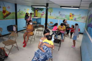 Mujeres con sus hijos en la clinica de APLAFA