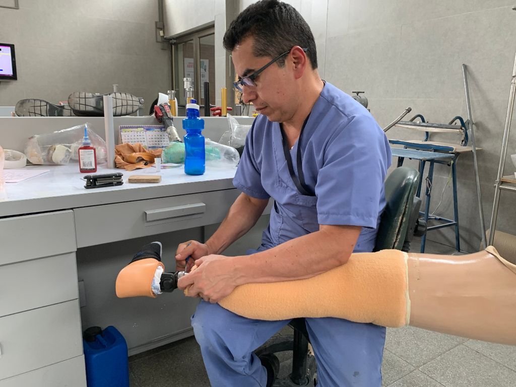 Donate prostheses for Colombian amputees