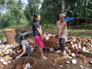 Children  helping parents with harvest1