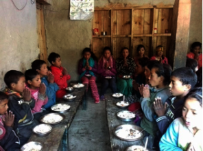 Muchu school children eating