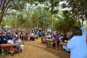 Community meeting with over 1,000 moms and carers.