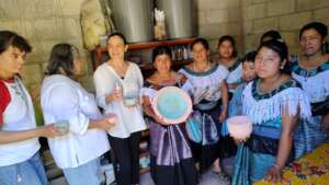 Hi'lum mostrando sus productos a las talleristas
