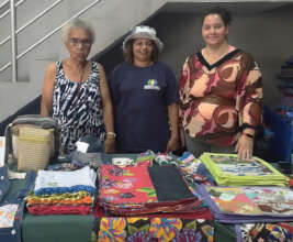 Lucia, Adriana and Aline show the group's products