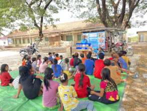 Community Children come to learn and read books