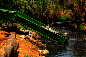Removing 4 tonnes of waste per day from the river