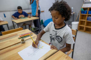 Alexander expresa su voz en lineas y colores