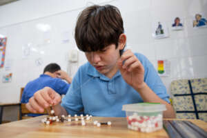 La voz de Alex se expresa en hilos y piedras