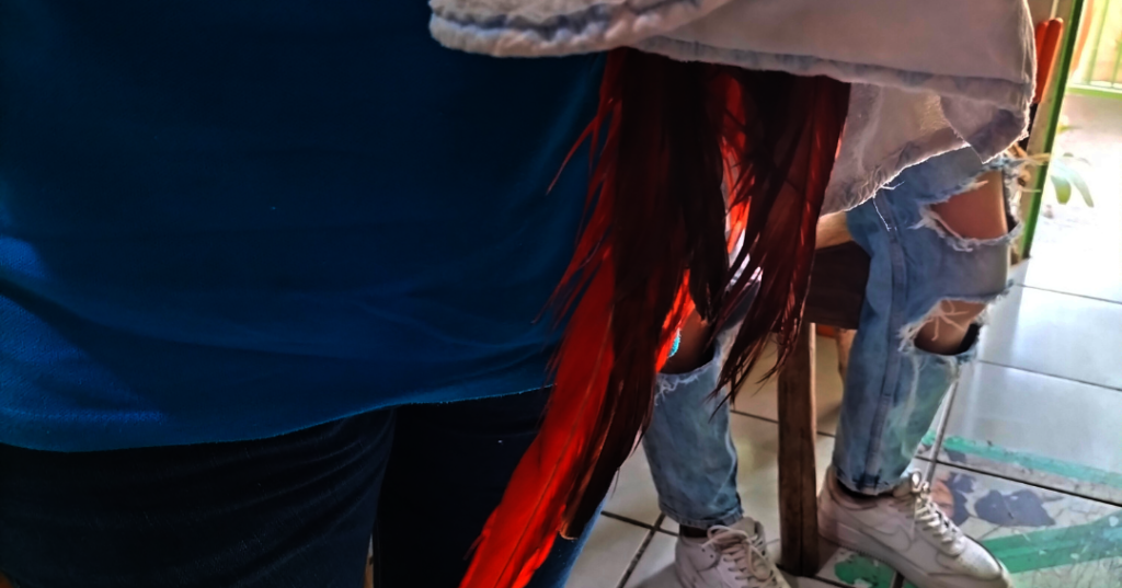 Wear and tear of tail feathers due to confined