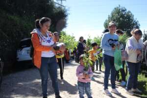 From children to the elderly, everyone planting