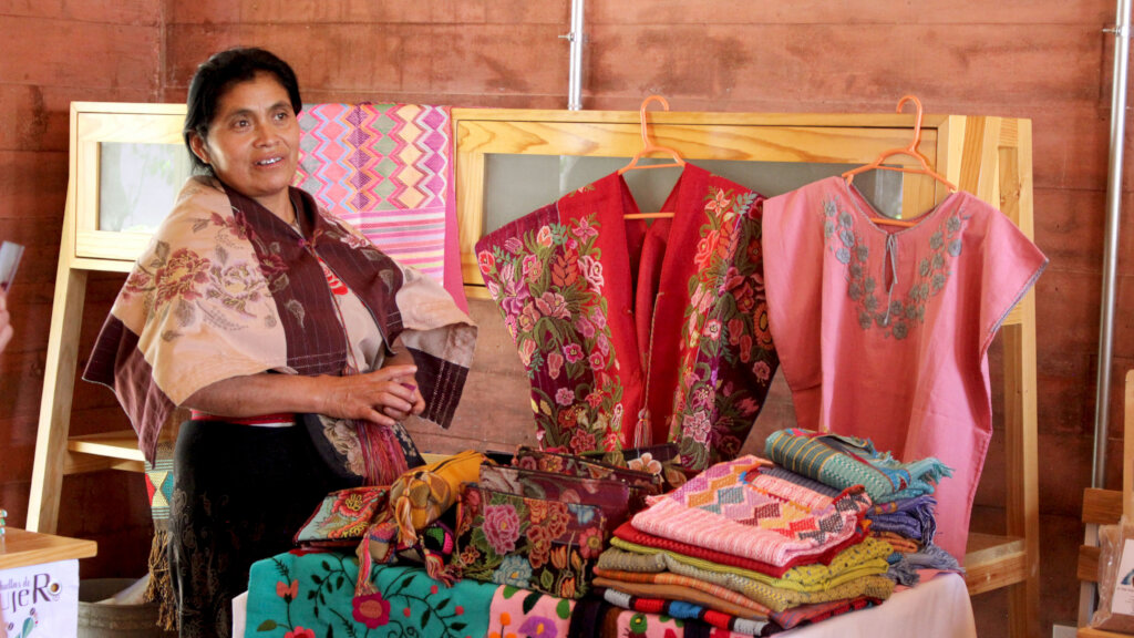 Women weaving textiles and collaborative networks