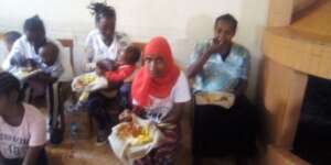 woemn with chidl benfi