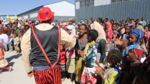 Artist with  MHO entertain IDP children