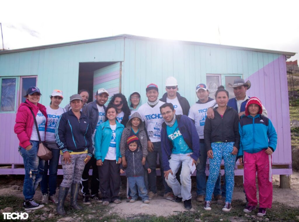 Supports Colombian families in need of a house