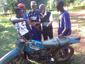Motorcyle mechanics undergo their DIT assessments