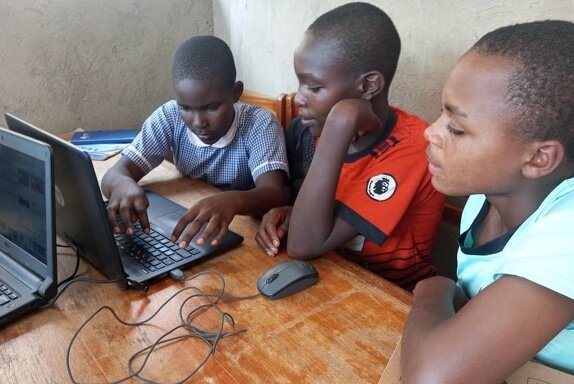Computer training - Nyarushanje Community Library.