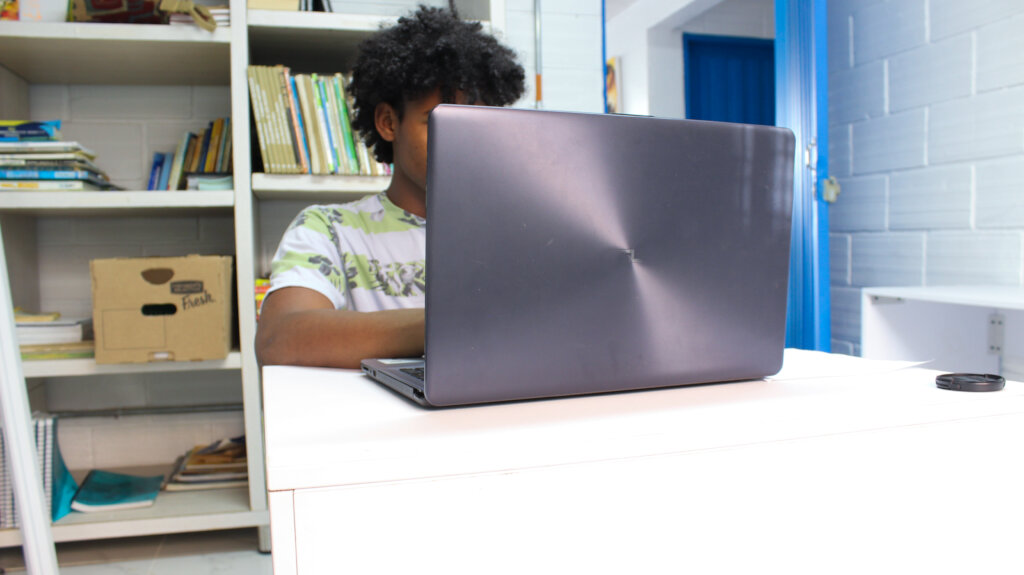 Fund kid's education in technology in Colombia