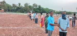 indiaagainstcorona migrantworkers getting food