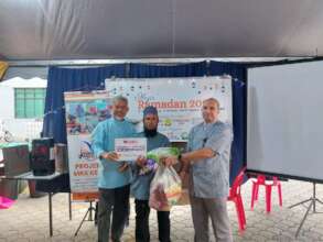 One of the selected families to receive food pack