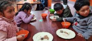 Kids eating lunch