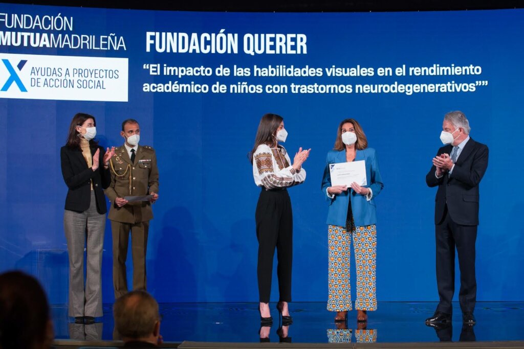 Mrs. Pilar Garcia de la Granja receiving the award