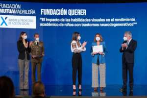 Mrs. Pilar Garcia de la Granja receiving the award