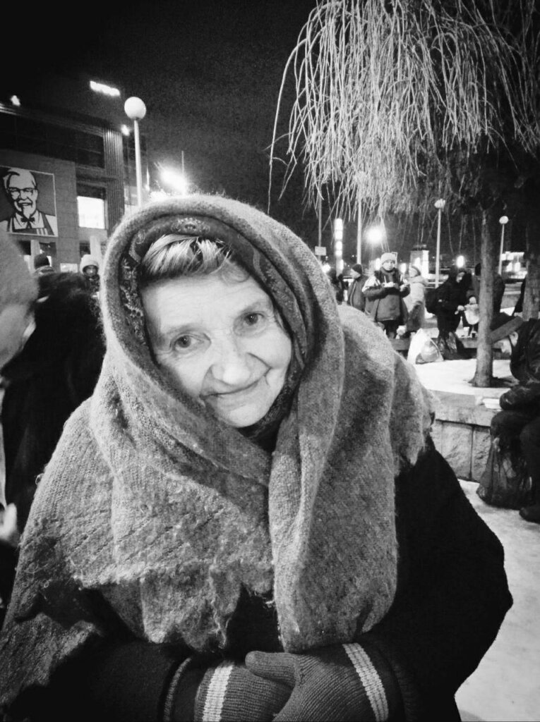 Humanitarian aid to lonely elderly people