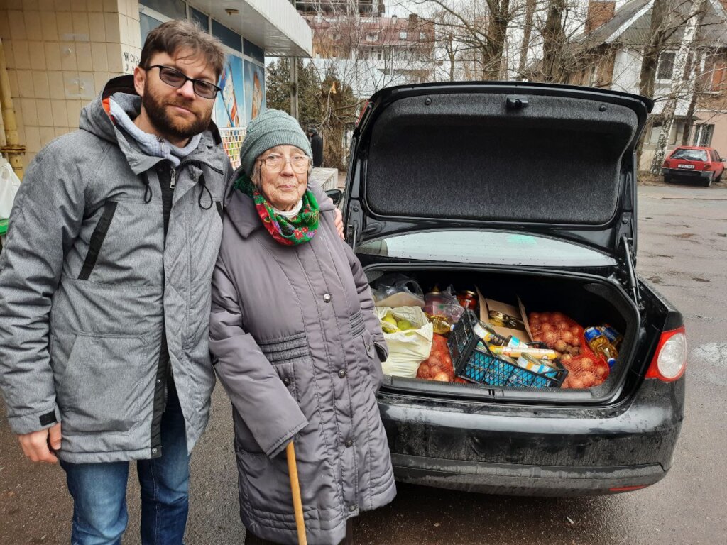 Humanitarian aid to lonely elderly people