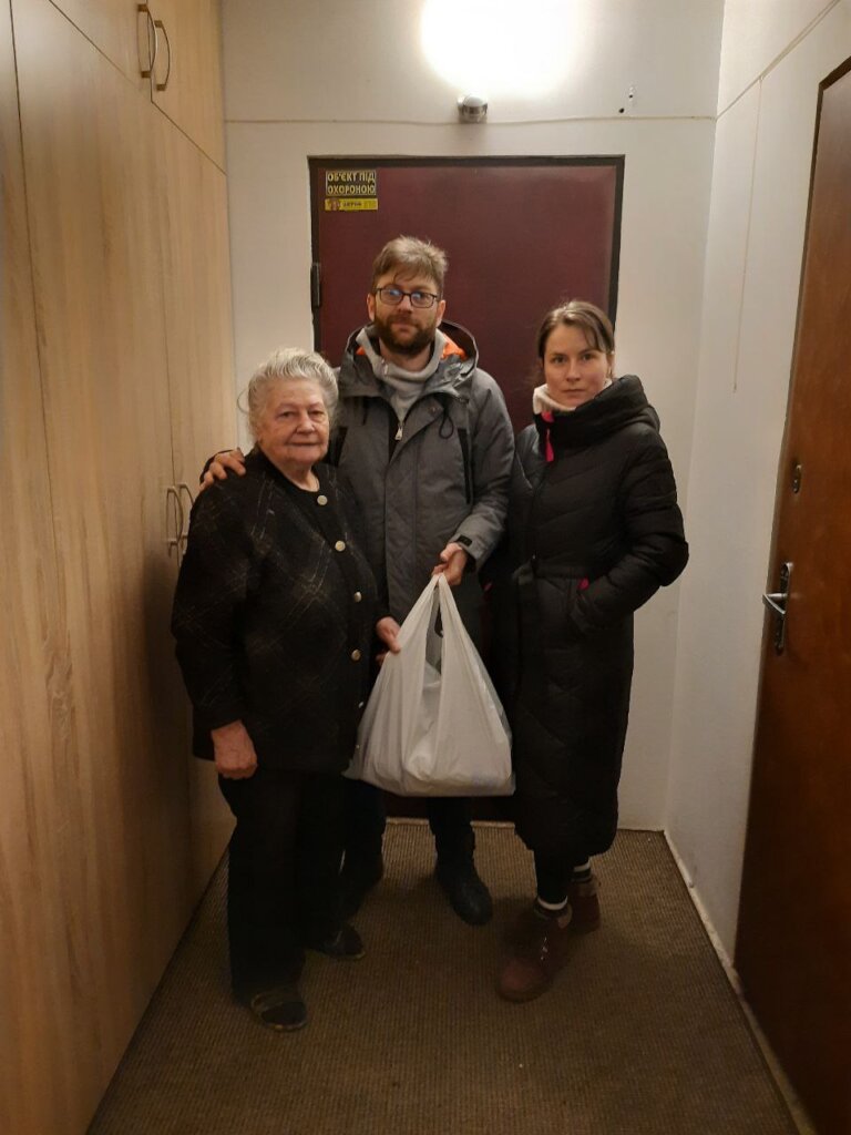 Humanitarian aid to lonely elderly people