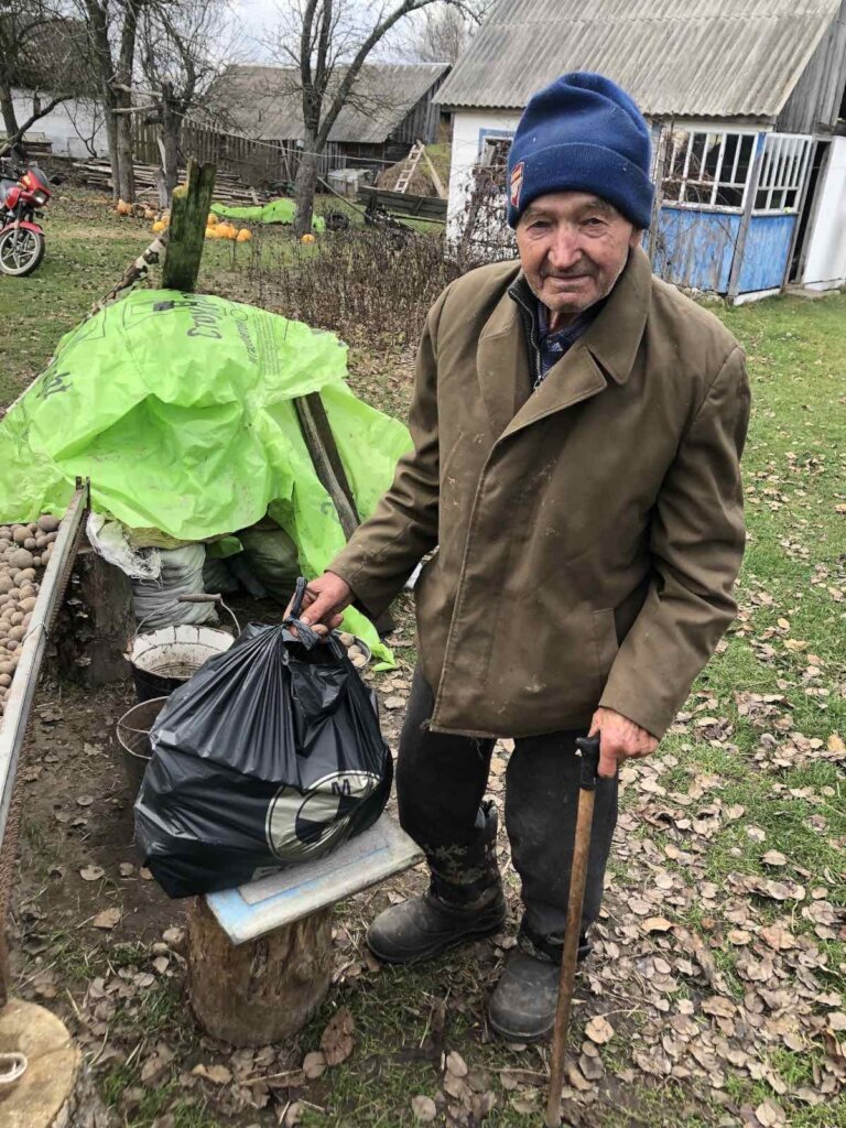 Humanitarian aid to lonely elderly people