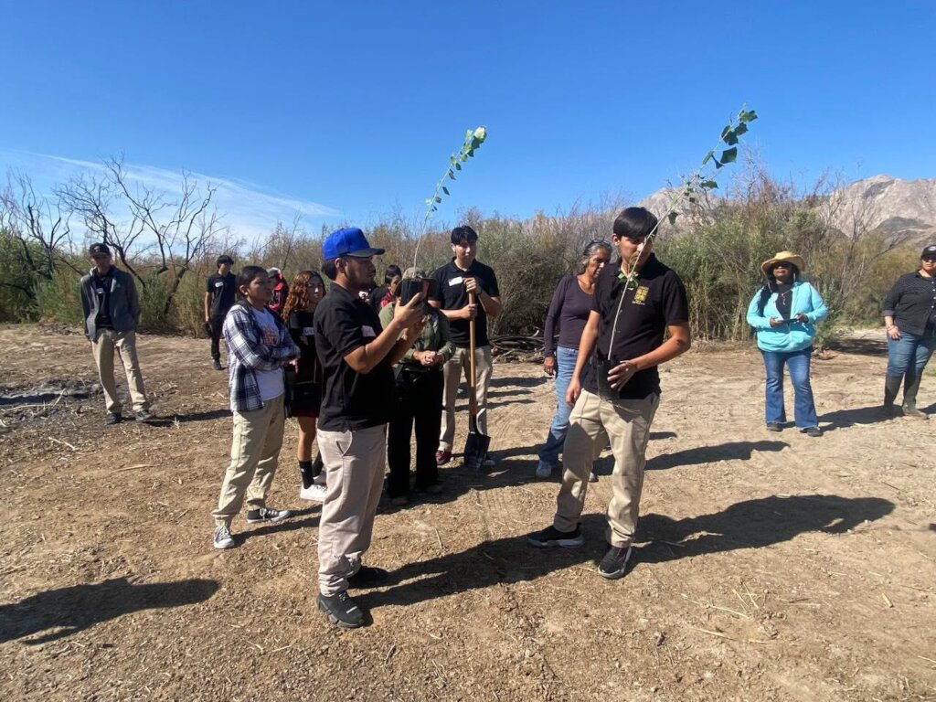 Students visit the Cucapah El Mayor community.